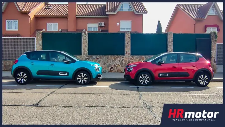 Dos Citröen C3 tercera generación en color azul y rojo, aparcados en una urbanización, uno enfrente del otro.