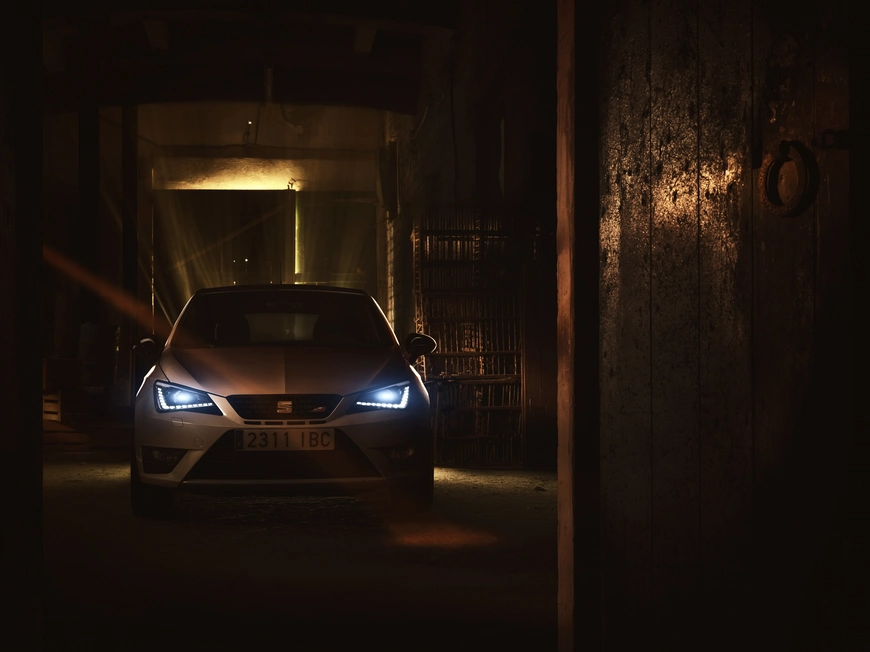 Seat Ibiza Cupra con faros encendidos, parte delantera.