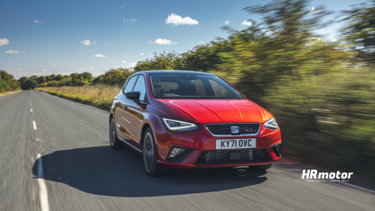 Seat Ibiza FR, del año 2022, por una carretera convencional.