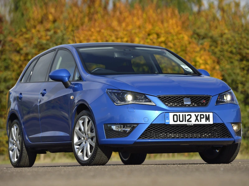 Seat Ibiza FR con carrocería en azul. 