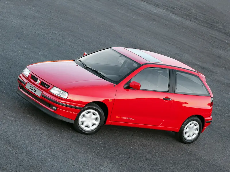 Seat Ibiza tres puertas, segunda generación, año 1993. 