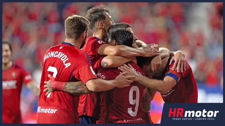 Miembros del equipo del Club Atlético Osasuna abrazándose.